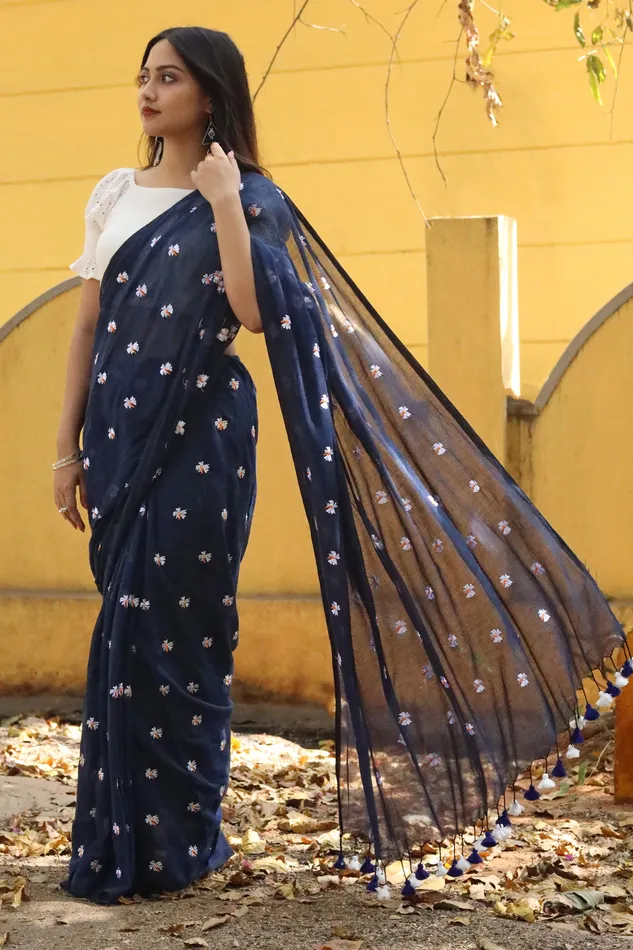 Rings Teejh Teejh Reiya Blue Embroidered Mulmul Cotton Saree Rings Teejh Teejh Reiya Blue Embroidered Mulmul Cotton Saree