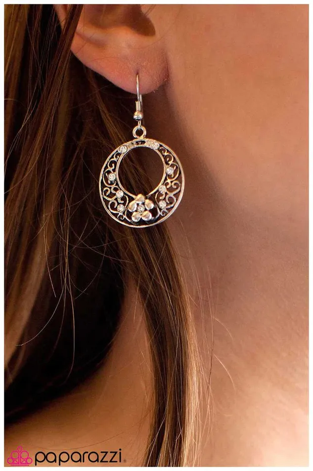Paparazzi Jewelry Earrings Paparazzi Earring Small Talk White
