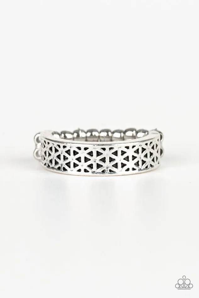 Rings Paparazzi Ring FLOWERBED and Board Silver Paparazzi Jewelry