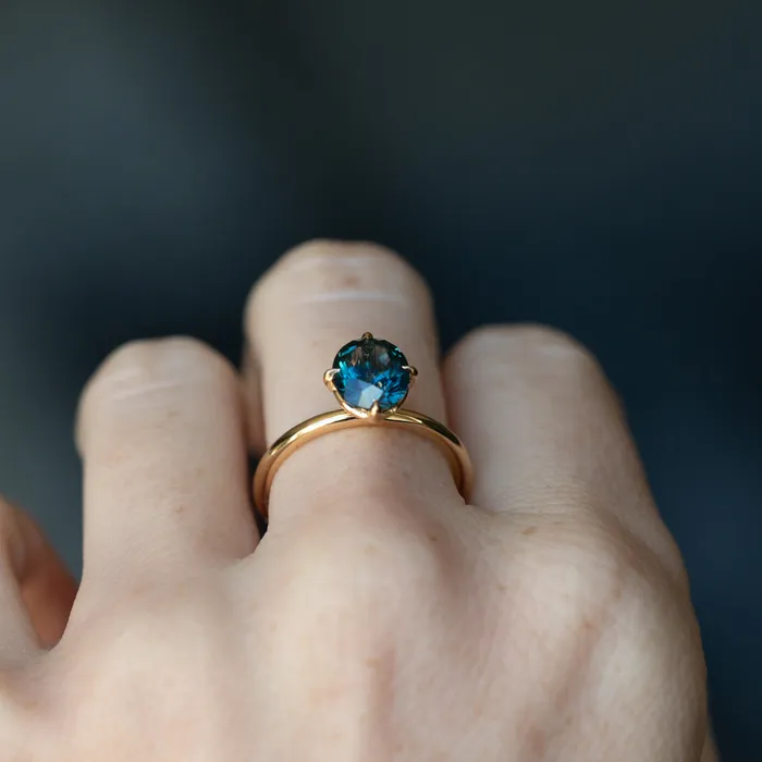 Anueva Jewelry 225ct Precision Cut Teal Montana Sapphire Four Prong Compass Set Solitaire in 18k Yellow Gold PreStyled Sets