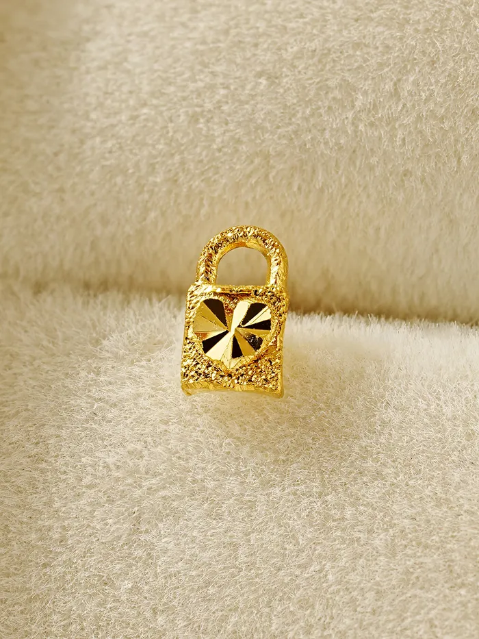 MinimalBijoux 24K Gold Heart Lock Cartilage Earring 20G Earrings