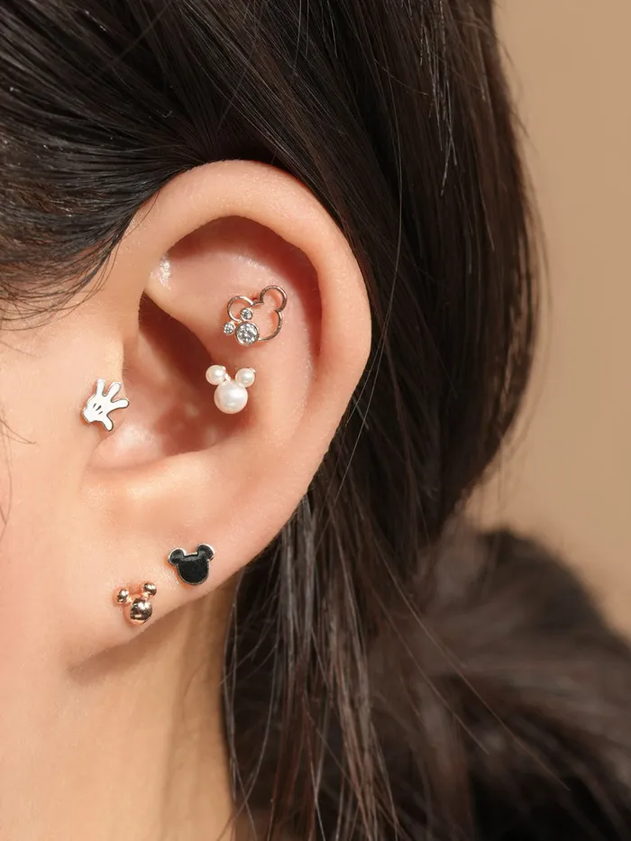 MinimalBijoux Earrings 14K Gold Black Line Mouse Cartilage Earring 20G